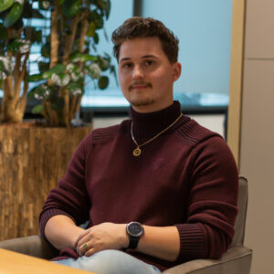 Alt tekst: dave op stoel