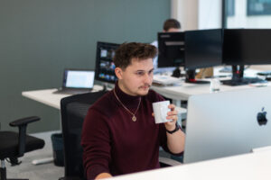 Alt tekst: Dave achter pc